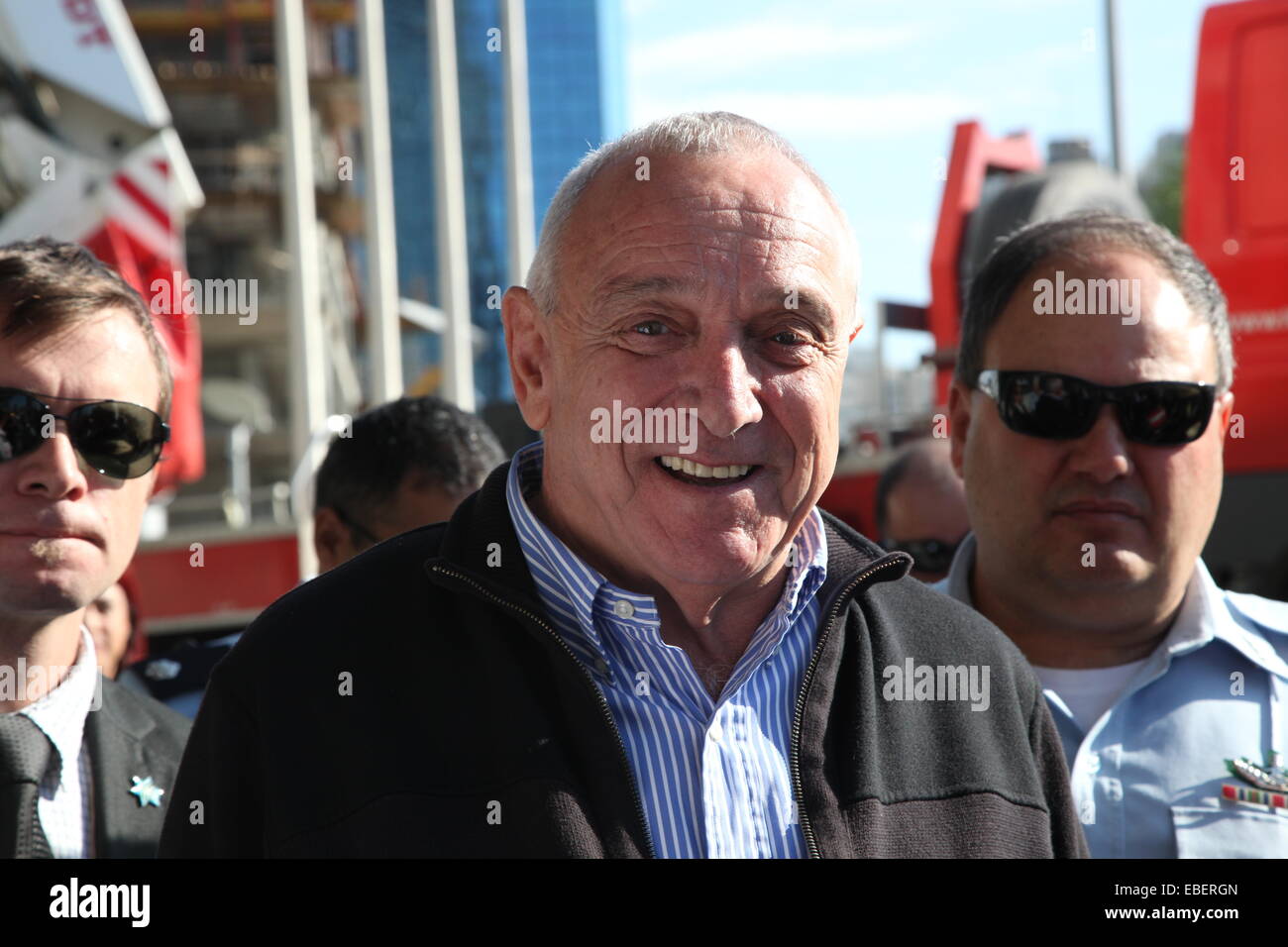Ramat Gan, Israele. 28 Novembre, 2014. Ministro per la sicurezza interna di Israele Itzhak aharonovitz (c) e capo di Tel Aviv distretto di polizia Benzi Sao (r) ispezionare 'Torre Inferno II' esercitazione antincendio a Israele il più alto grattacielo. Credito: Eden Akavia/Alamy Live News Foto Stock