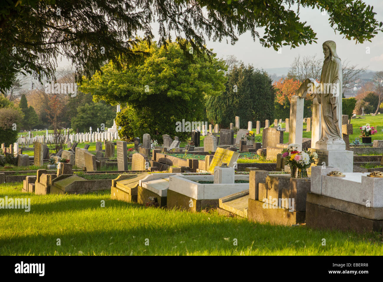 Pomeriggio autunnale a Brighton città cimitero, East Sussex, Inghilterra. Foto Stock