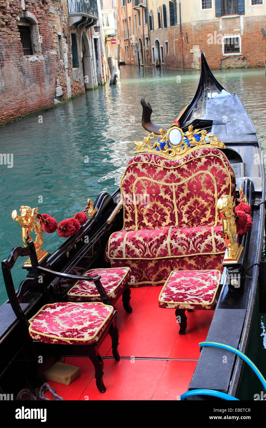 Venezia Italia gondola in un piccolo canale Foto Stock