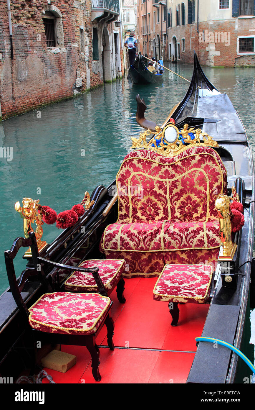 Venezia Italia gondola in un piccolo canale Foto Stock