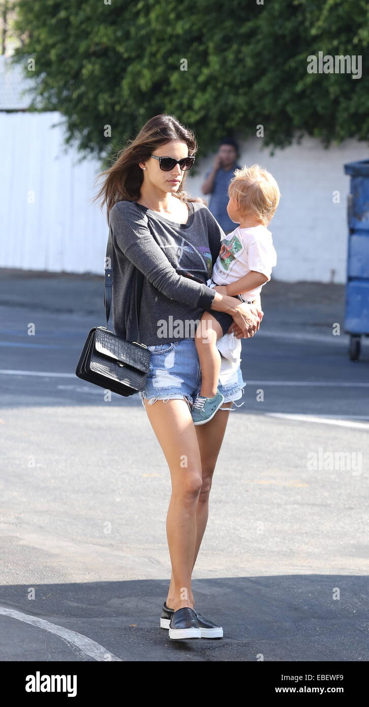 Alessandra Ambrosio fuori e circa con figlio Noè con: Alessandra Ambrosio,Noah Phoenix Ambrosio Mazur dove: Santa Monica, California, Stati Uniti quando: 27 Maggio 2014 Foto Stock