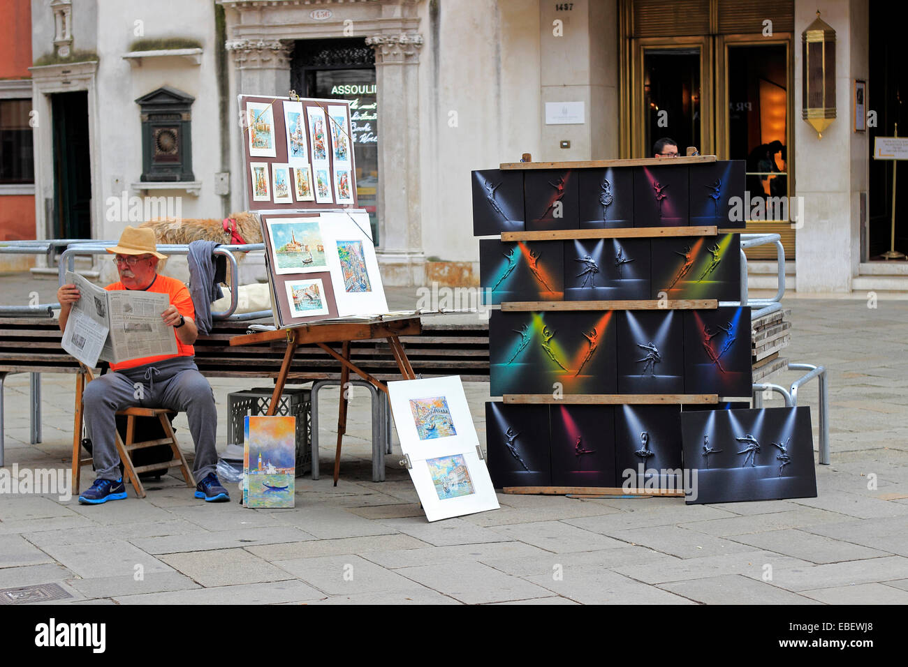 Venezia Sestiere San Marco artista vende la sua arte in un palazzo Foto Stock
