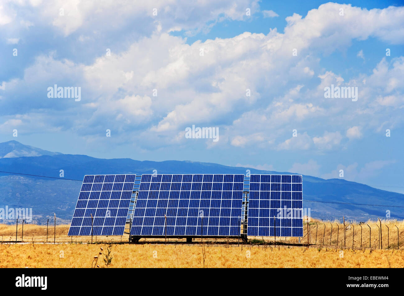 Energia solare modulo in un campo di mais in Tessaglia, Grecia Foto Stock