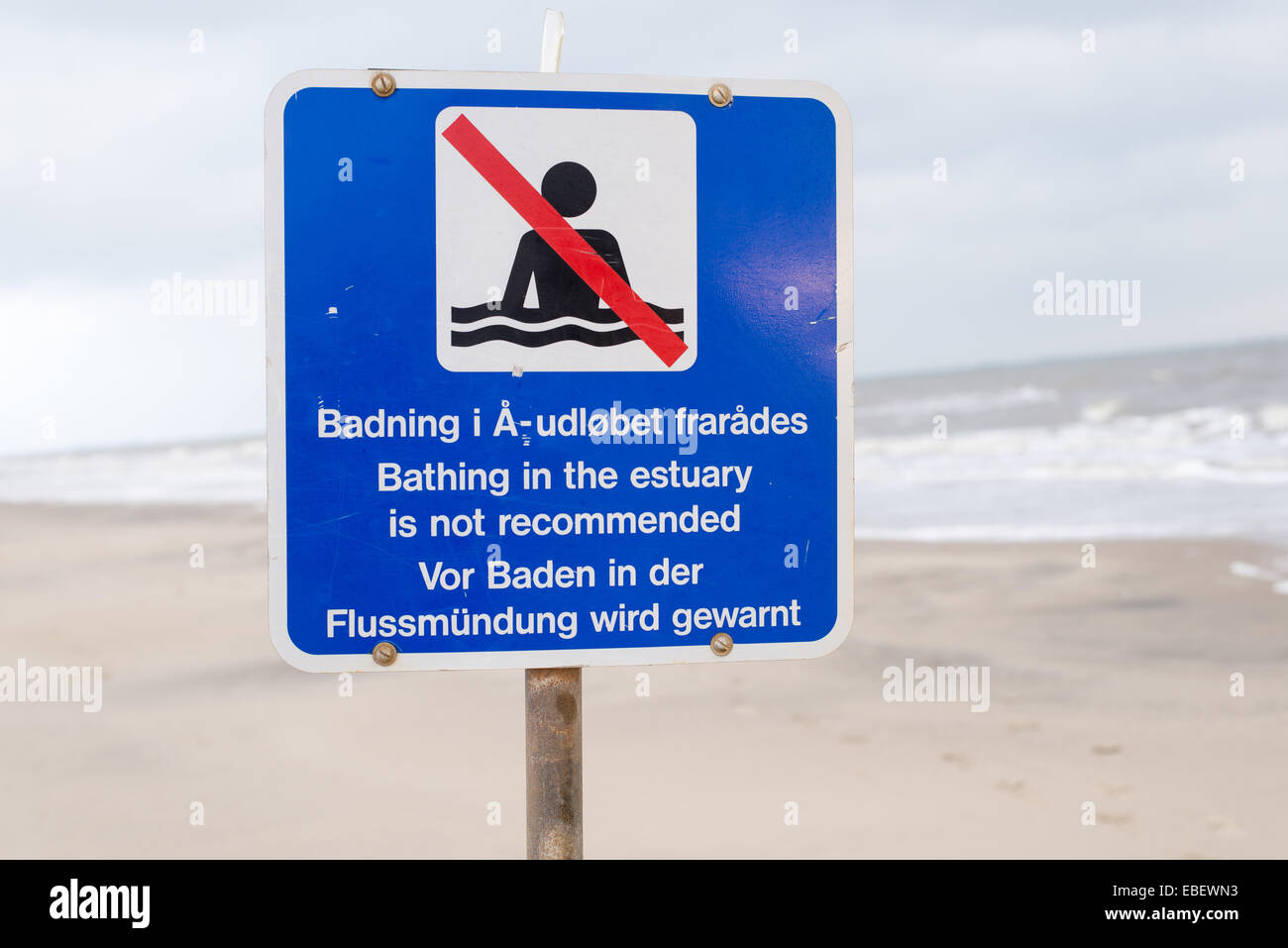 La balneazione non è raccomandato segno a costa danese a Skagen Foto Stock