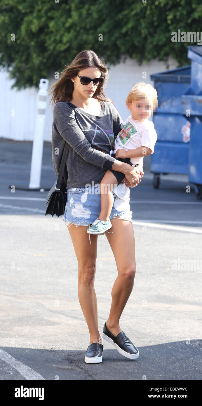 Alessandra Ambrosio fuori e circa con figlio Noè con: Alessandra Ambrosio,Noah Phoenix Ambrosio Mazur dove: Santa Monica, California, Stati Uniti quando: 27 Maggio 2014 Foto Stock