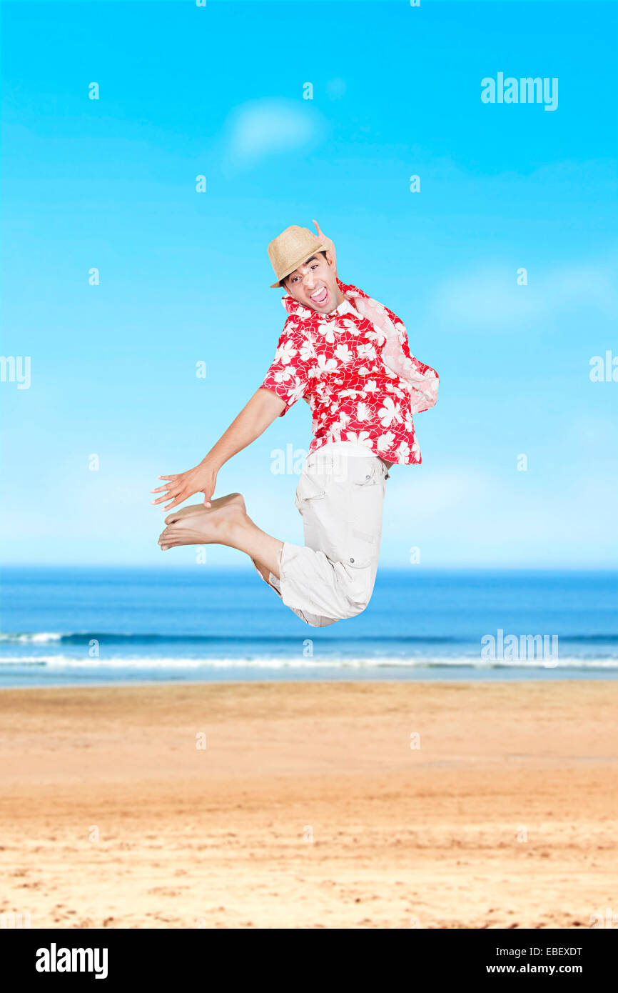Uomo indiano Beach Jumping Foto Stock