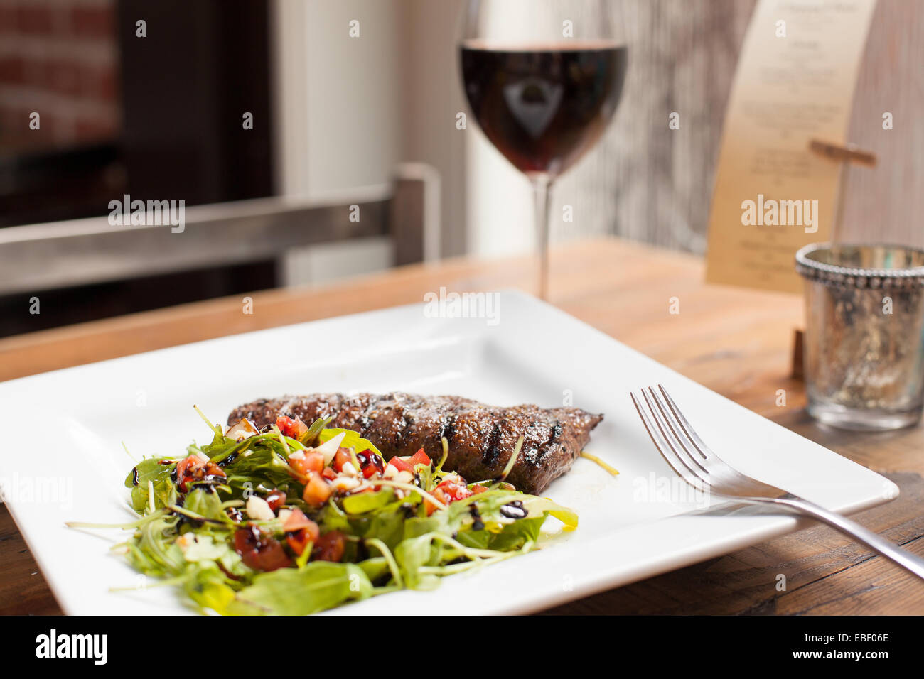 Bistecca alla griglia con un bicchiere di vino rosso Foto Stock