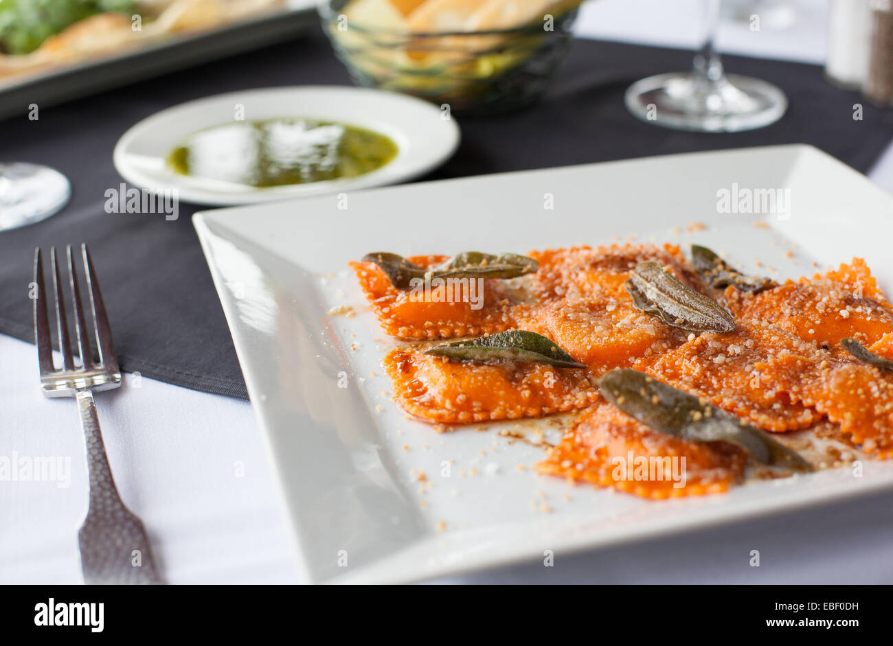 La zucca ravioli in un burro rosolato salvia Foto Stock