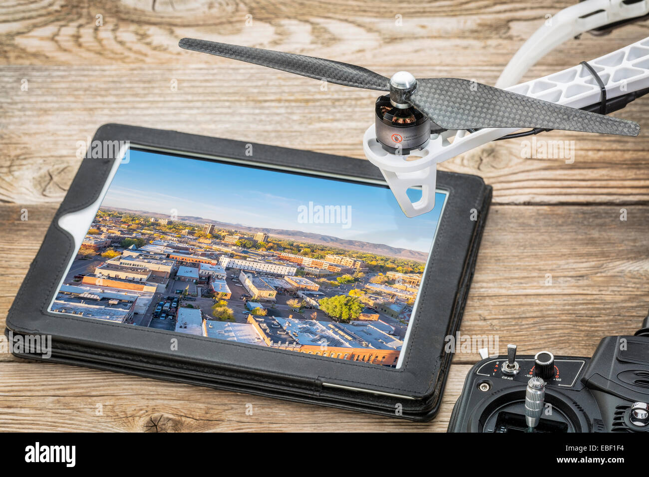 Drone fotografia aerea concetto - rivedere le fotografie aeree di Fort Collins nel centro cittadino su una tavoletta digitale con un drone di rotore Foto Stock