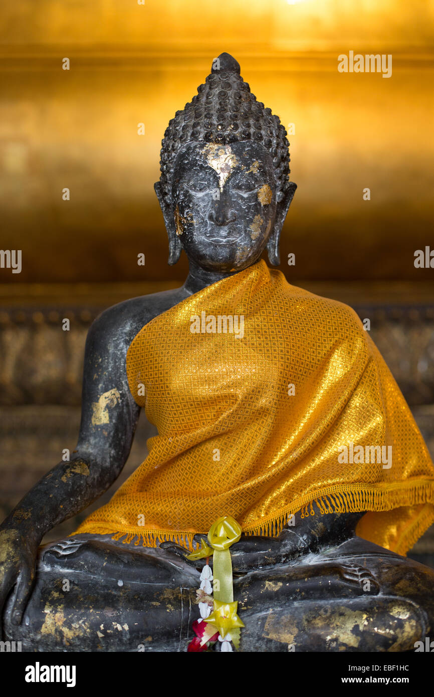 Statua di Buddha dal periodo Lanna sul display al Wat Pho, Bangkok, Thailandia. Foto Stock