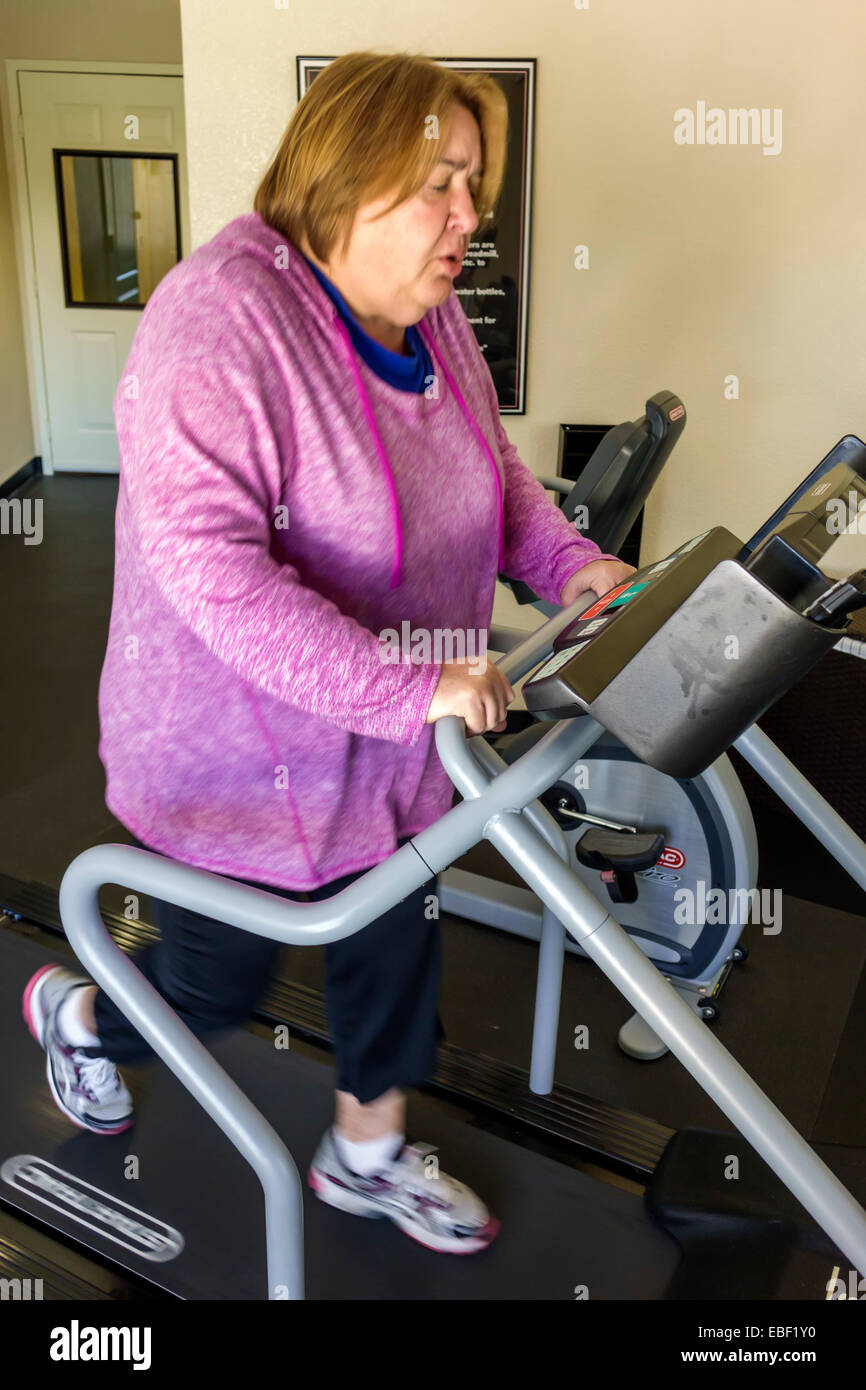 Clermont Florida,Holiday Inn Express,motel,sala fitness,tapis roulant,adulta adulta donna donna donna donna donna donna donna donna donna donna, camminando,esercizio,sovrappeso obeso obesità grasso Foto Stock
