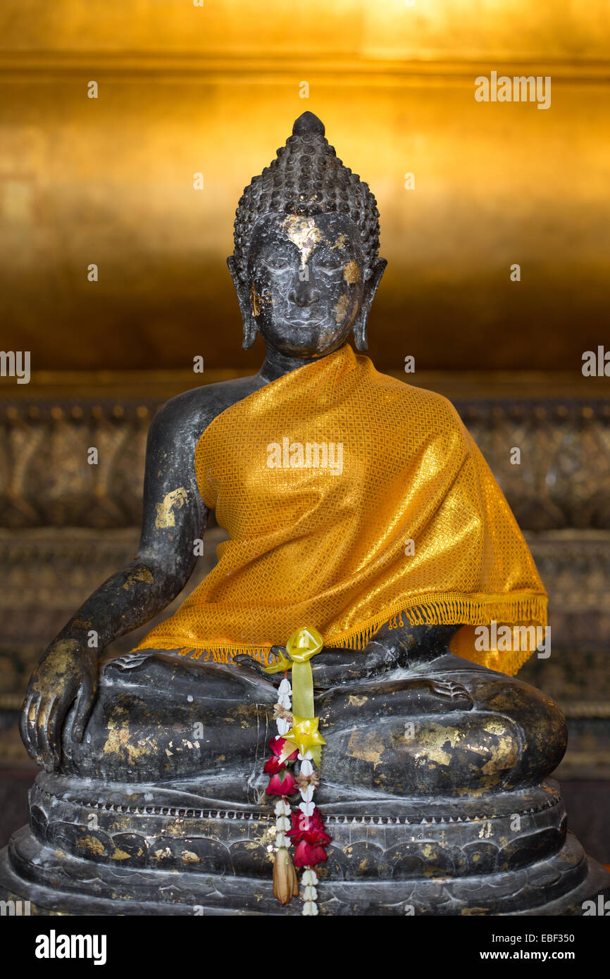 Statua di Buddha dal periodo Lanna sul display al Wat Pho, Bangkok, Thailandia. Foto Stock