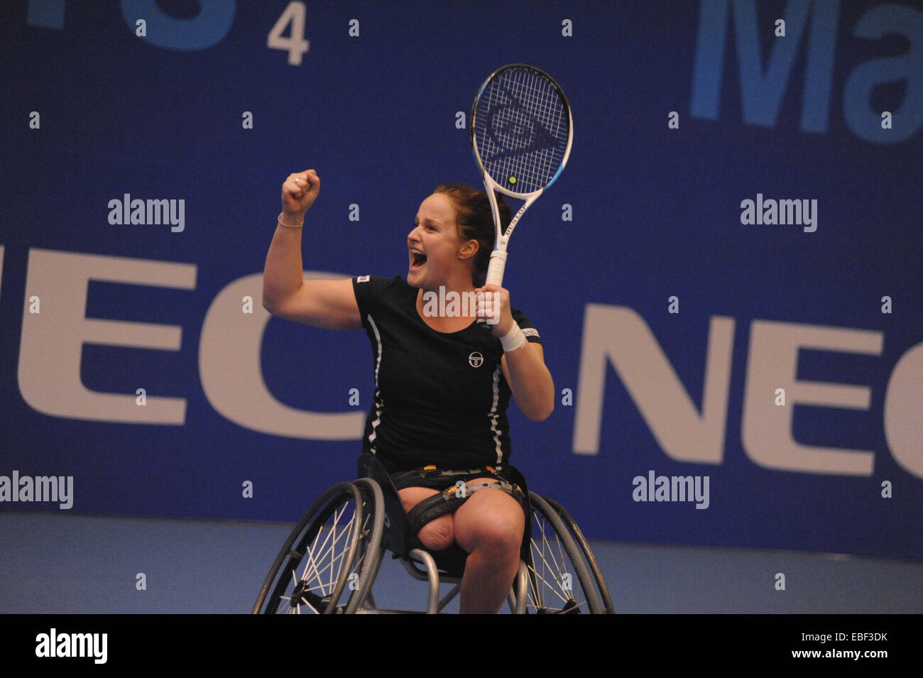 Birmingham, Regno Unito. 29 Nov, 2014. Aniek van Koot (NED) festeggia dopo aver vinto la sua partita contro Jordanne Whiley (GBR). Sebbene Whiley istituito un inizio di piombo, van Koot è andato a vincere un strettamente combattuto match con un punteggio di 6-7, 7-5, 6-2. Credito: Michael Preston/Alamy Live News Foto Stock