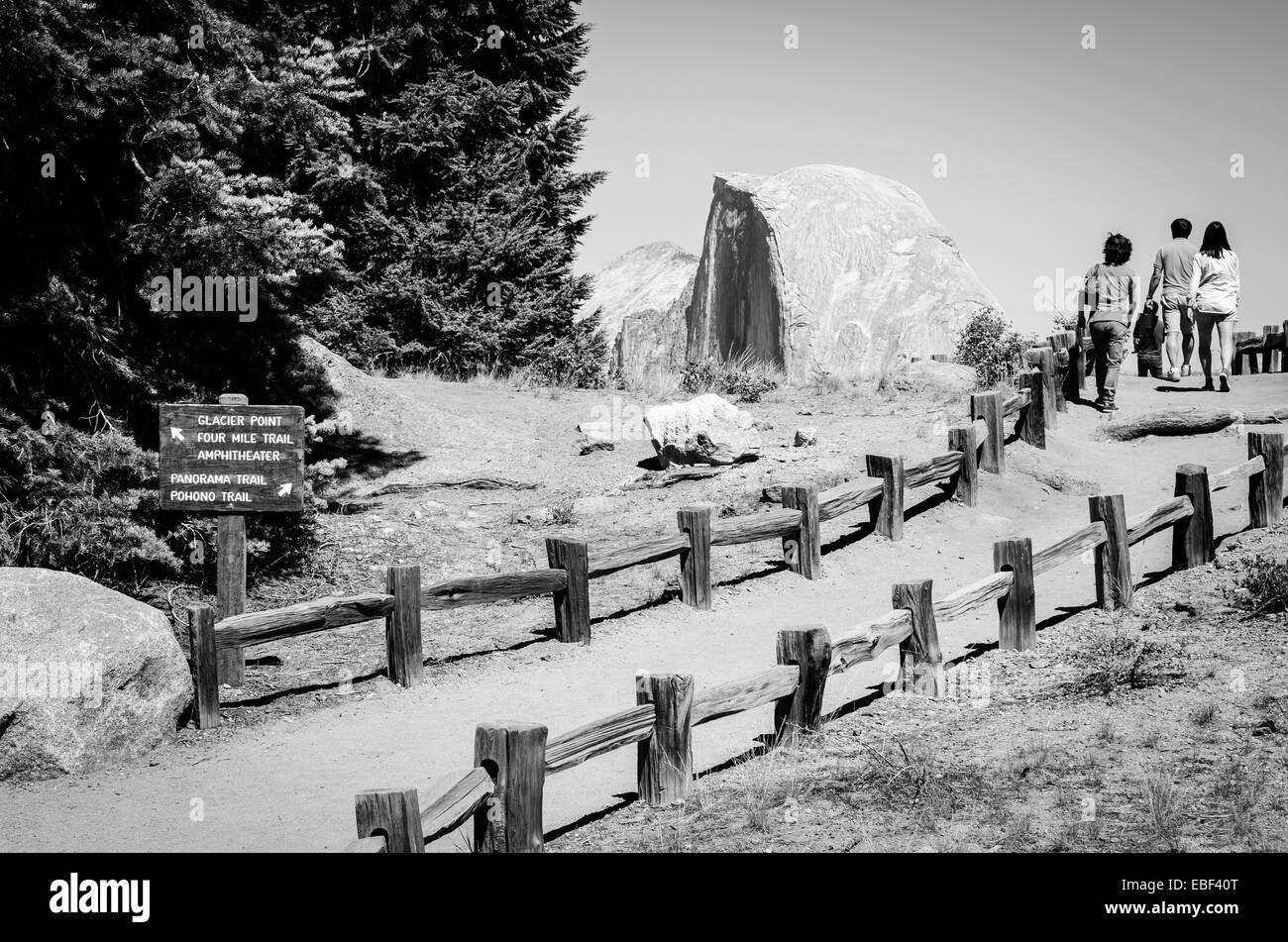 Famiglia camminando lungo il percorso per il ghiacciaio Punto vista di mezza cupola nel Parco Nazionale di Yosemite Foto Stock