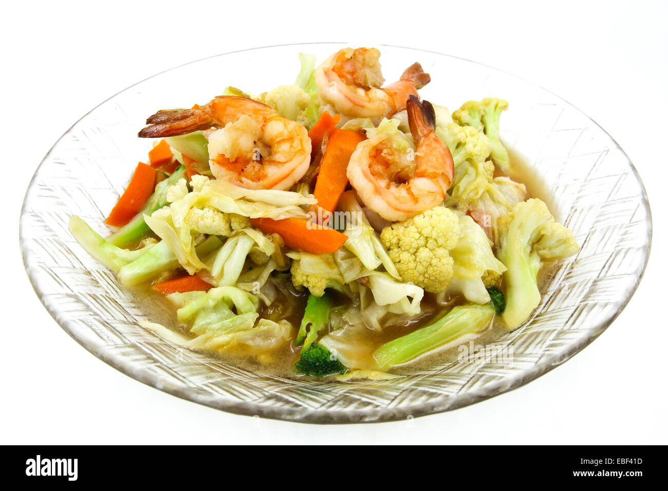 Stir-verdure fritte con gamberi su una piastra. Foto Stock