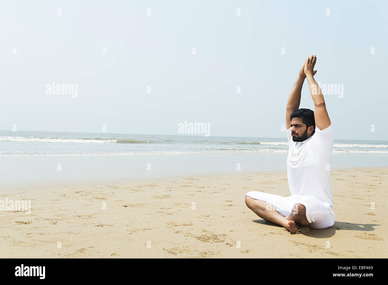 Uomo indiano beach Yoga Foto Stock