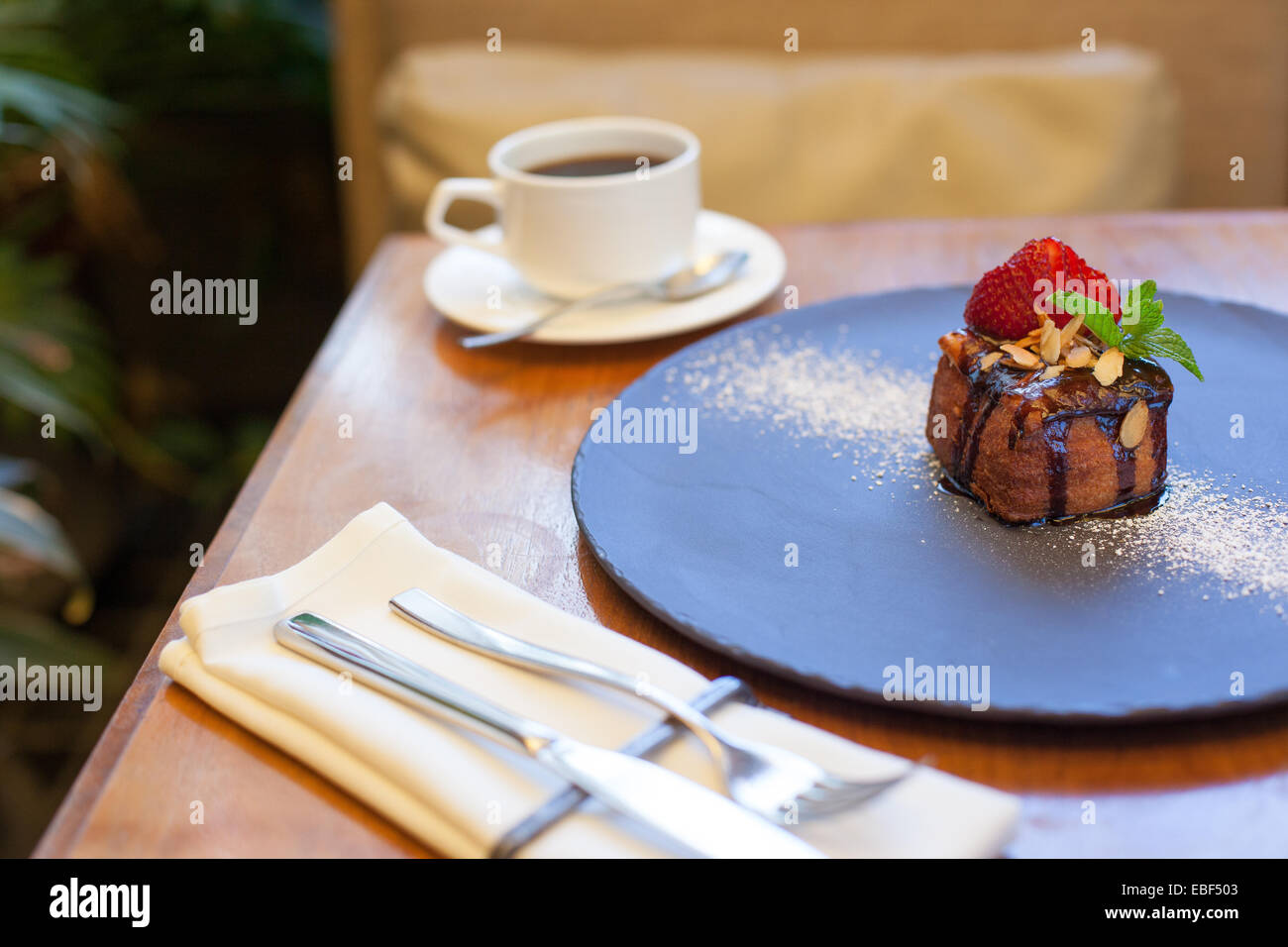 Pasticceria dolce con caffè sul tavolo nel ristorante di altissimo livello Foto Stock