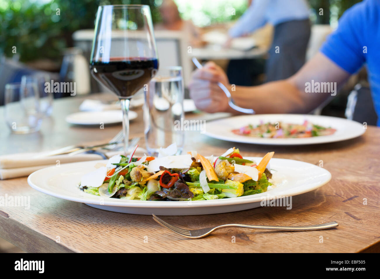Upscale insalate sul tavolo nel ristorante di altissimo livello Foto Stock