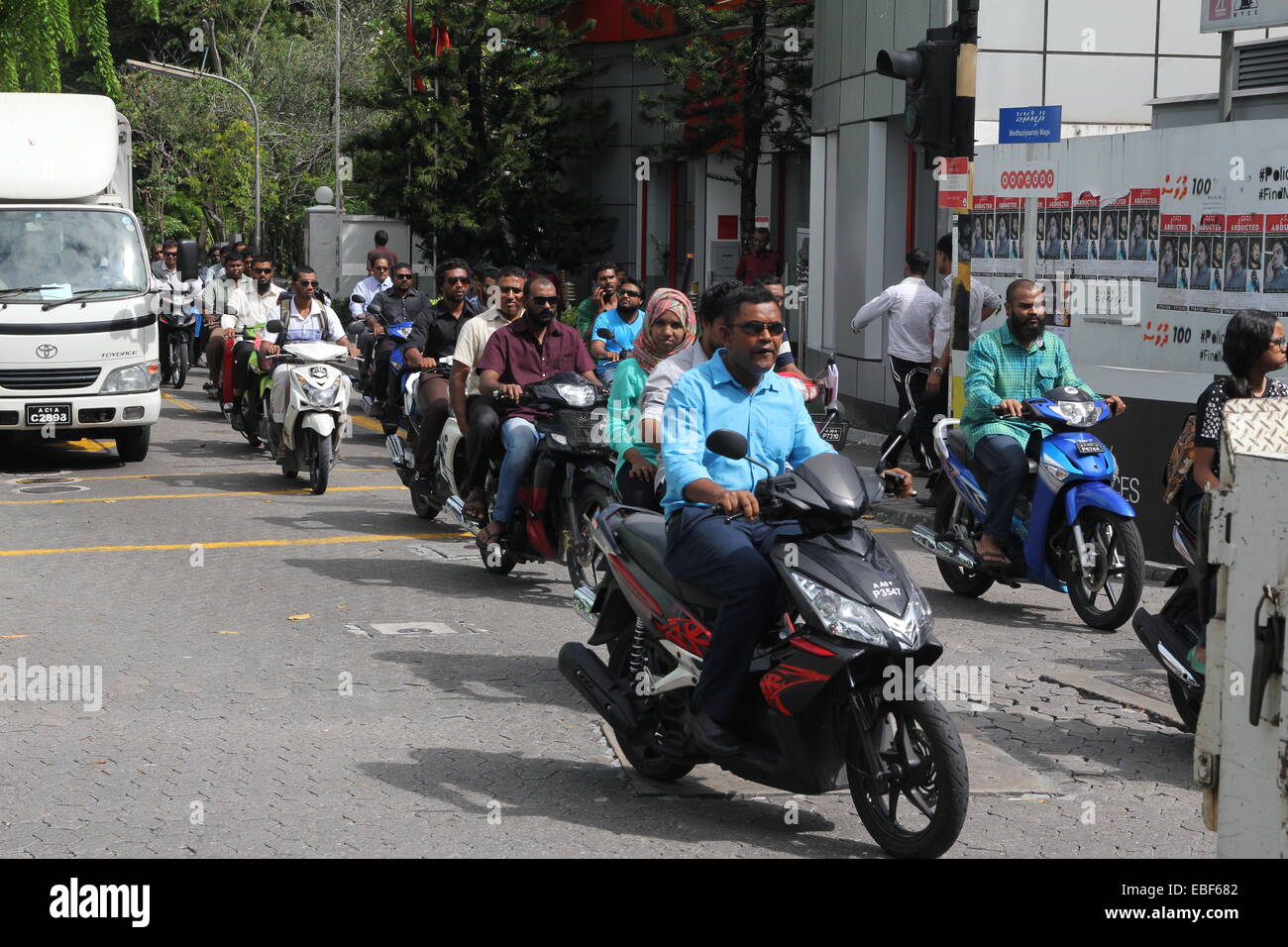 Il traffico di motociclette di scena Maldive maschio Foto Stock