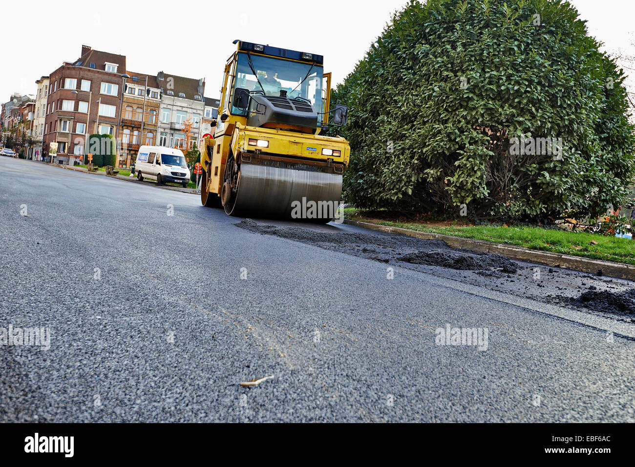 Pesante vibrazione compattatore a rulli in asfalto lavora per riparazione stradale nel novembre 2014 Foto Stock