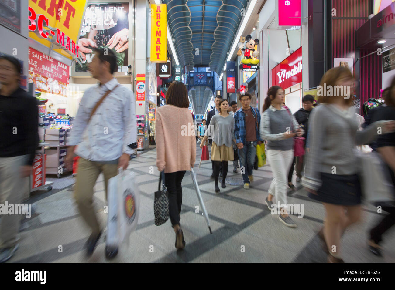 Gli amanti dello shopping in shopping arcade in Shinsaibashi, Osaka Kansai, Giappone Foto Stock