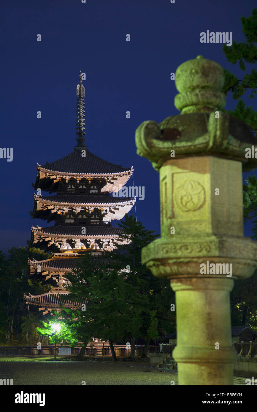 Pagoda al Tempio di Kofuku-ji (Patrimonio Mondiale dell'UNESCO) al tramonto, Nara, Kansai, Giappone Foto Stock