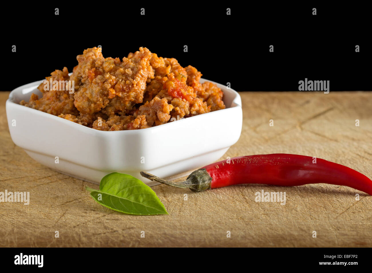 Il ragù alla bolognese per spaghetti, red hot chili pepper su legno Foto Stock