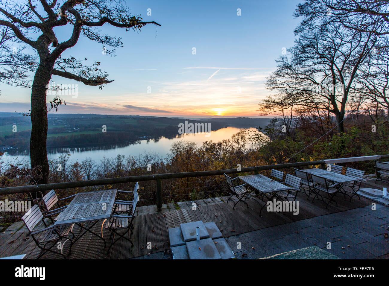 Tramonto sul lago Baldeneysee, un serbatoio di fiume Ruhr, Foto Stock