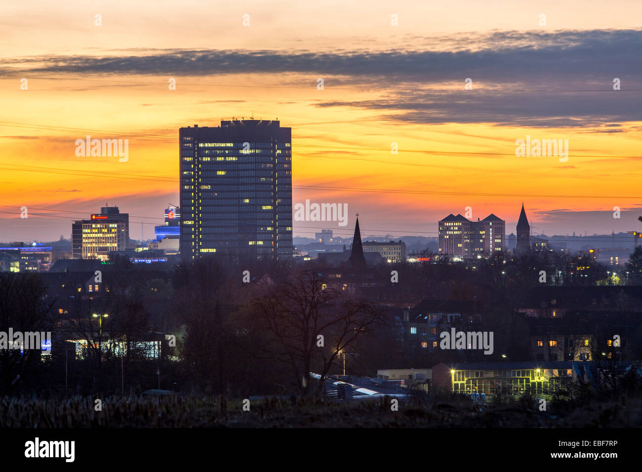 Skyline della città di Essen al tramonto, centro città, quartiere degli affari, Foto Stock