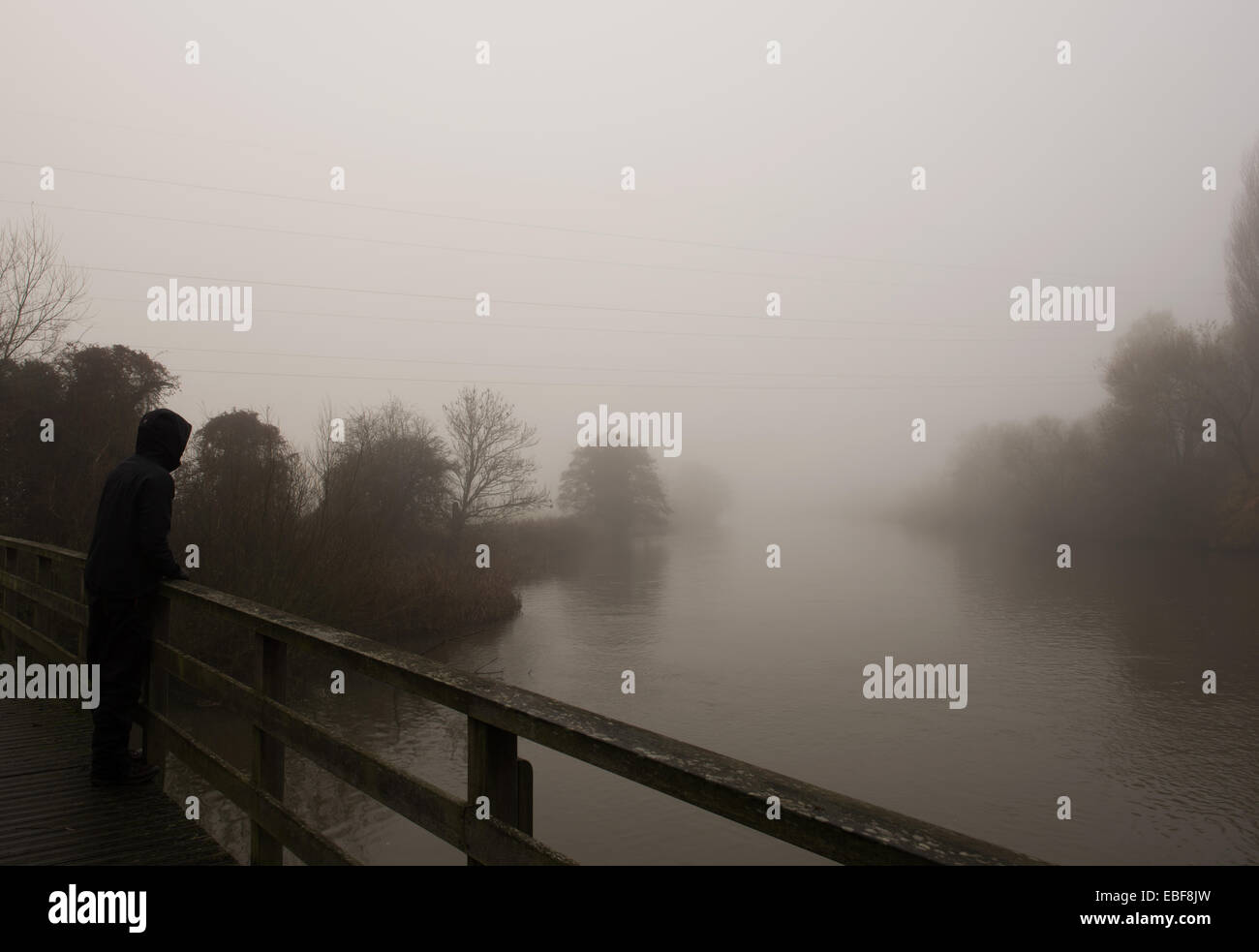 Oxfordshire, Regno Unito. 30 Novembre, 2014. La visibilità scende come la nebbia in Oxfordshire si assesta. La scarsa visibilità non si ferma alla popolazione di godere l'ultima domenica di novembre prima di iniziare l'approccio al Natale. Credito: Paolo Gareth Sands / Alamy Live News Foto Stock