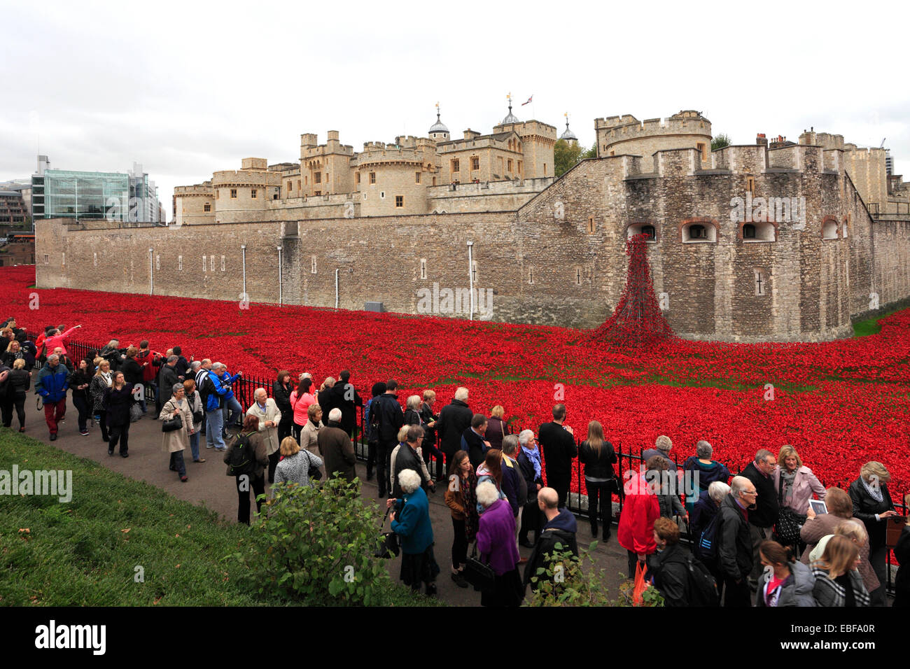 Ceramica fiori di papavero attorno alla parte esterna della Torre di Londra, North Bank di Londra City, Inghilterra, Regno Unito. Foto Stock