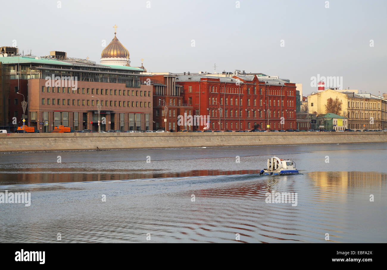 Argine del fiume di Mosca nel centro della città Foto Stock