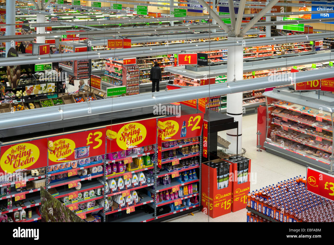 Elevato angolo di vista al di sopra delle navate laterali e i clienti in un supermercato Asda, Scotland, Regno Unito modello di rilascio: No. Proprietà di rilascio: No. Foto Stock