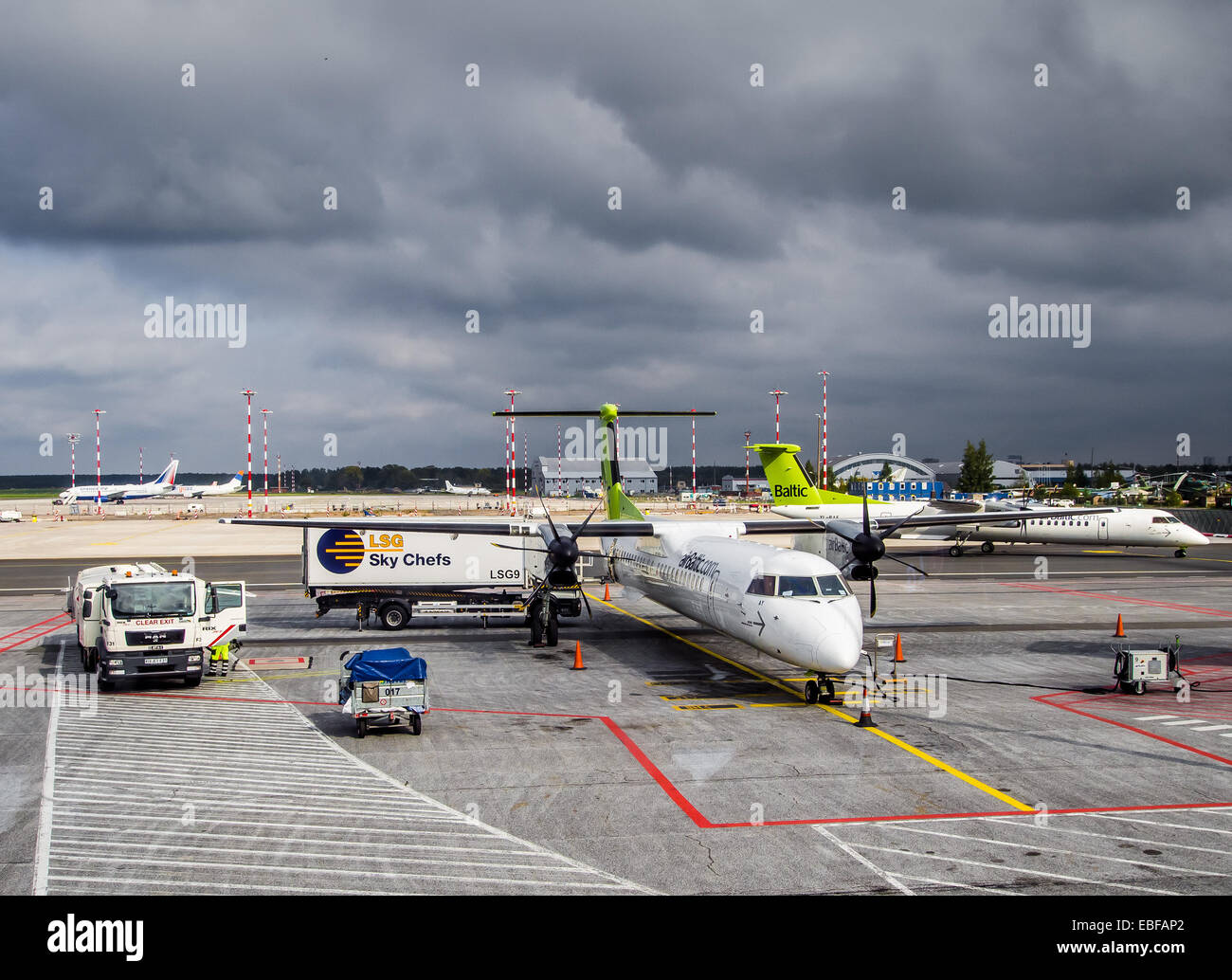 Servizio Preflight del piano della compagnia aerea Airbaltic Foto Stock