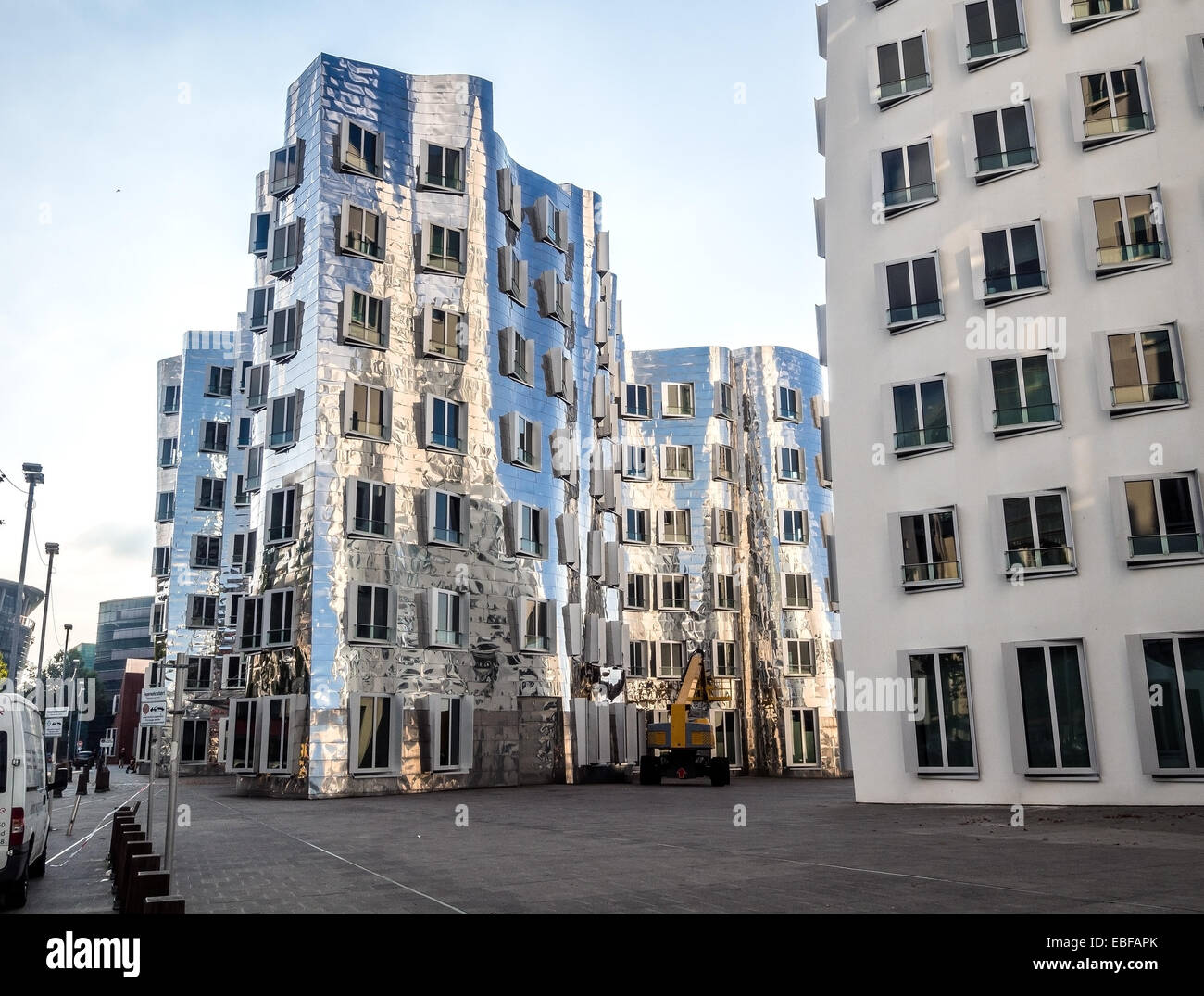 Esterno dell edificio futuristico Neuer Zollhof a Dusseldorf Media Harbour Foto Stock