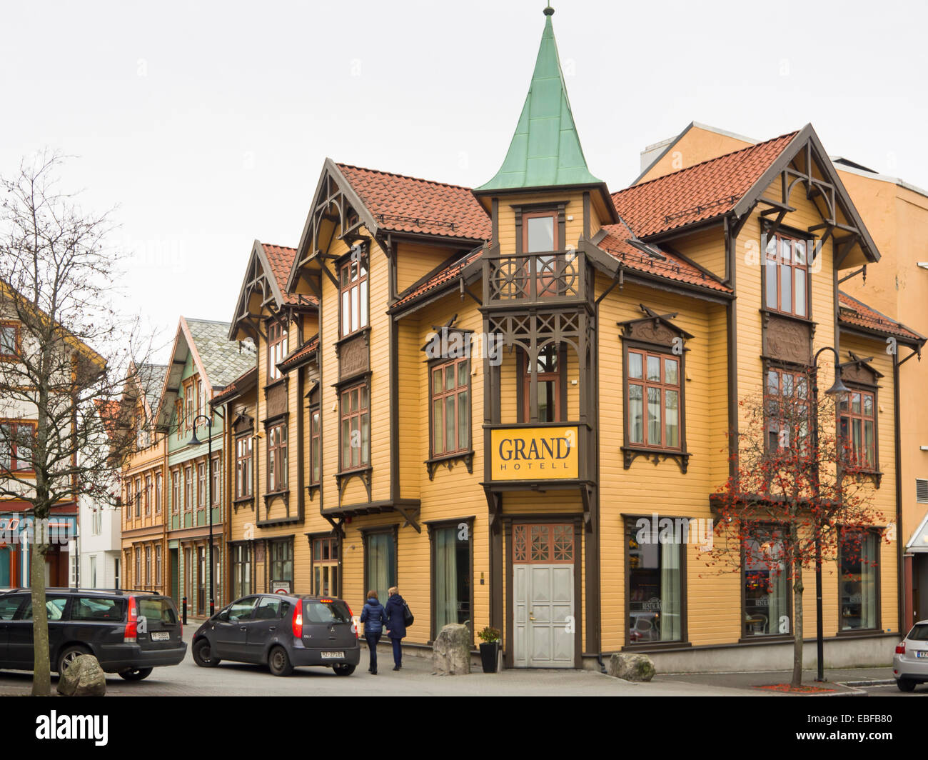 Angolo di strada nel centro della piccola cittadina norvegese Egersund, pannellata in legno colorato giallo Grand hotell Foto Stock