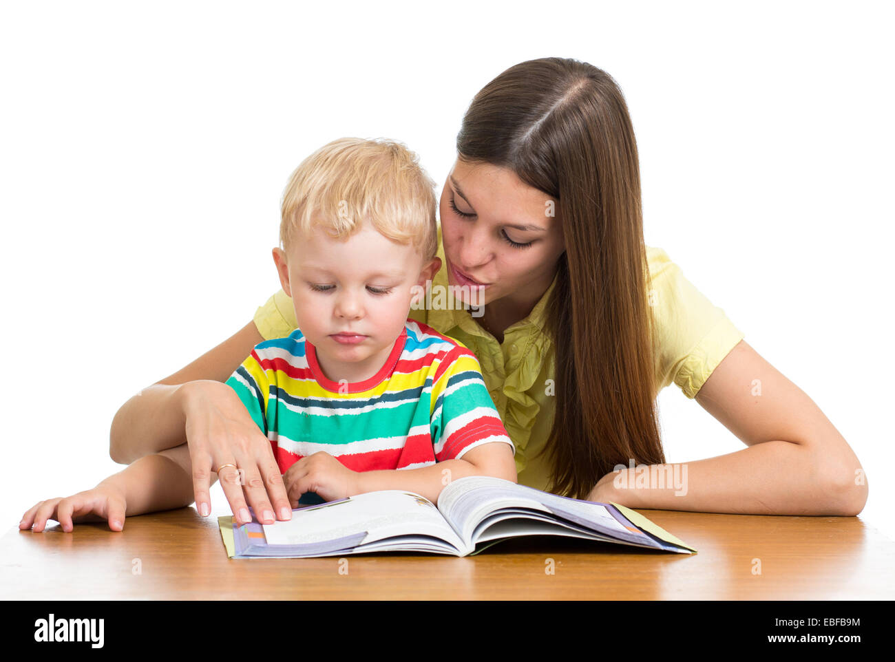 La Madre insegna la lettura di libro per bambini Foto Stock