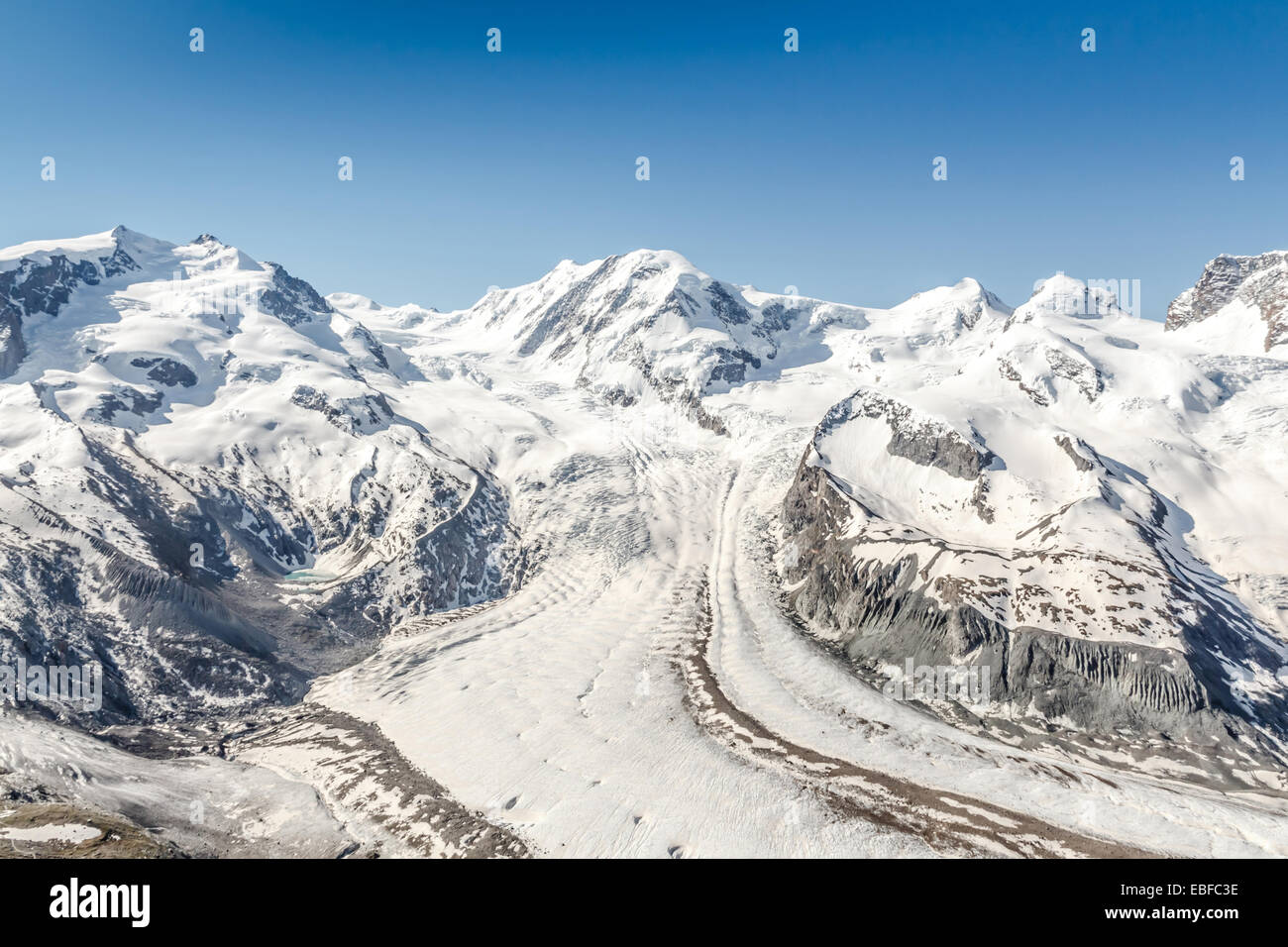Snow Mountain Range paesaggio con cielo blu, Alpi della Svizzera Foto Stock