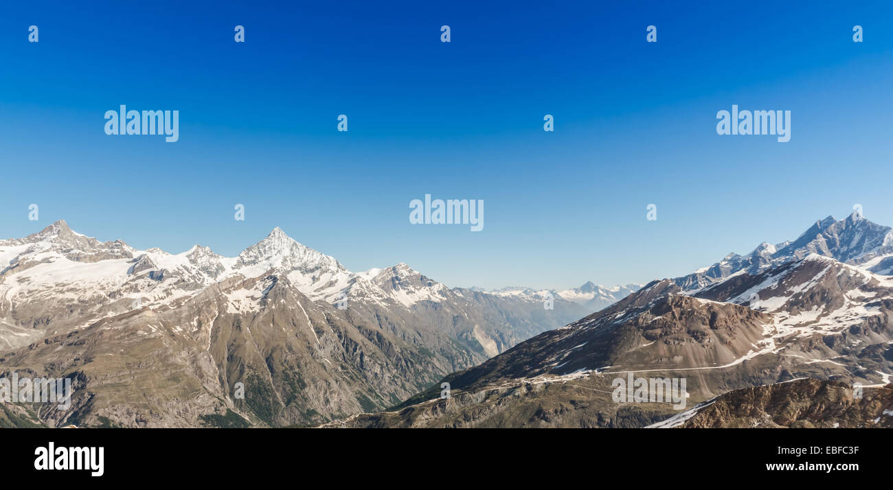 Paesaggio di montagna con cielo blu, Alpi Zermatt, Svizzera Foto Stock