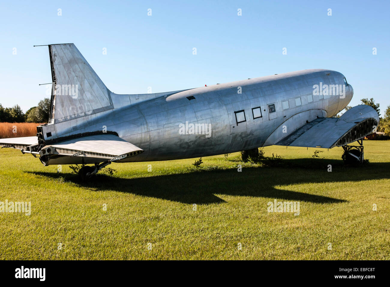 Un Douglas DC-3 velivolo in un aviation junkyard in Florida Foto Stock
