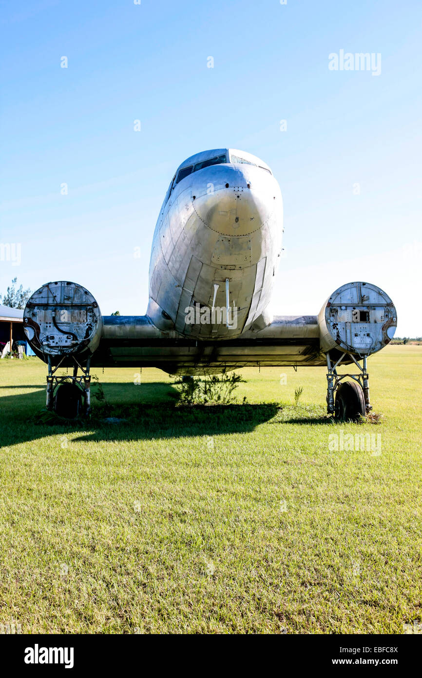 Un Douglas DC-3 velivolo senza motori o ali in corrispondenza di un aviation junkyard in Florida Foto Stock