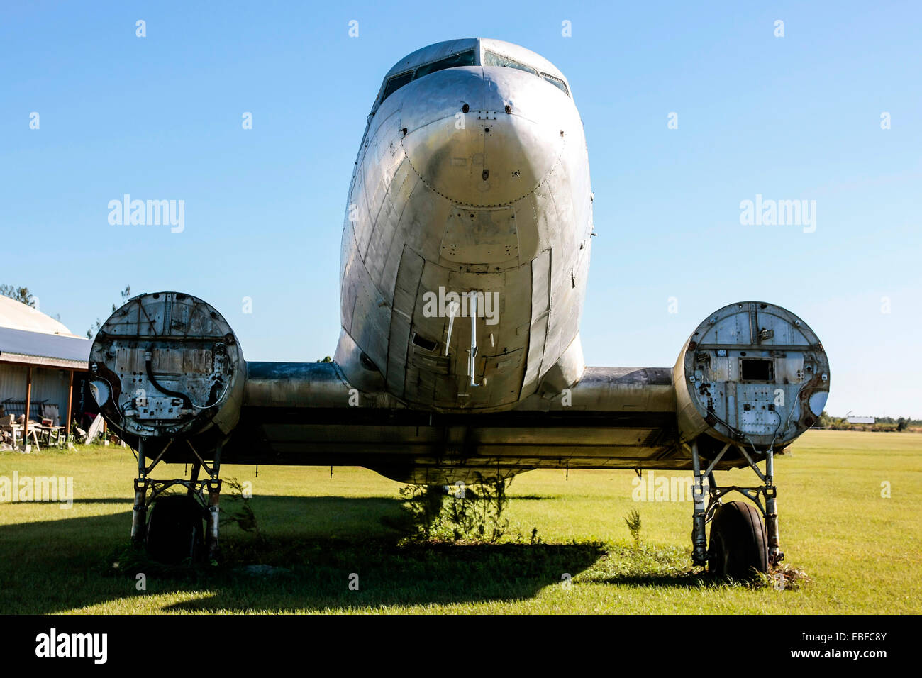 Un Douglas DC-3 velivolo senza motori o ali in corrispondenza di un aviation junkyard in Florida Foto Stock