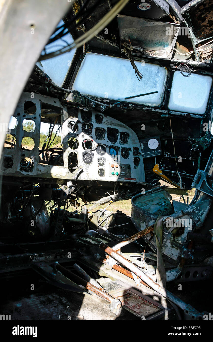 All'interno di un pozzetto abbandonati di un Douglas DC-3 a un aviation junkyard in Florida Foto Stock