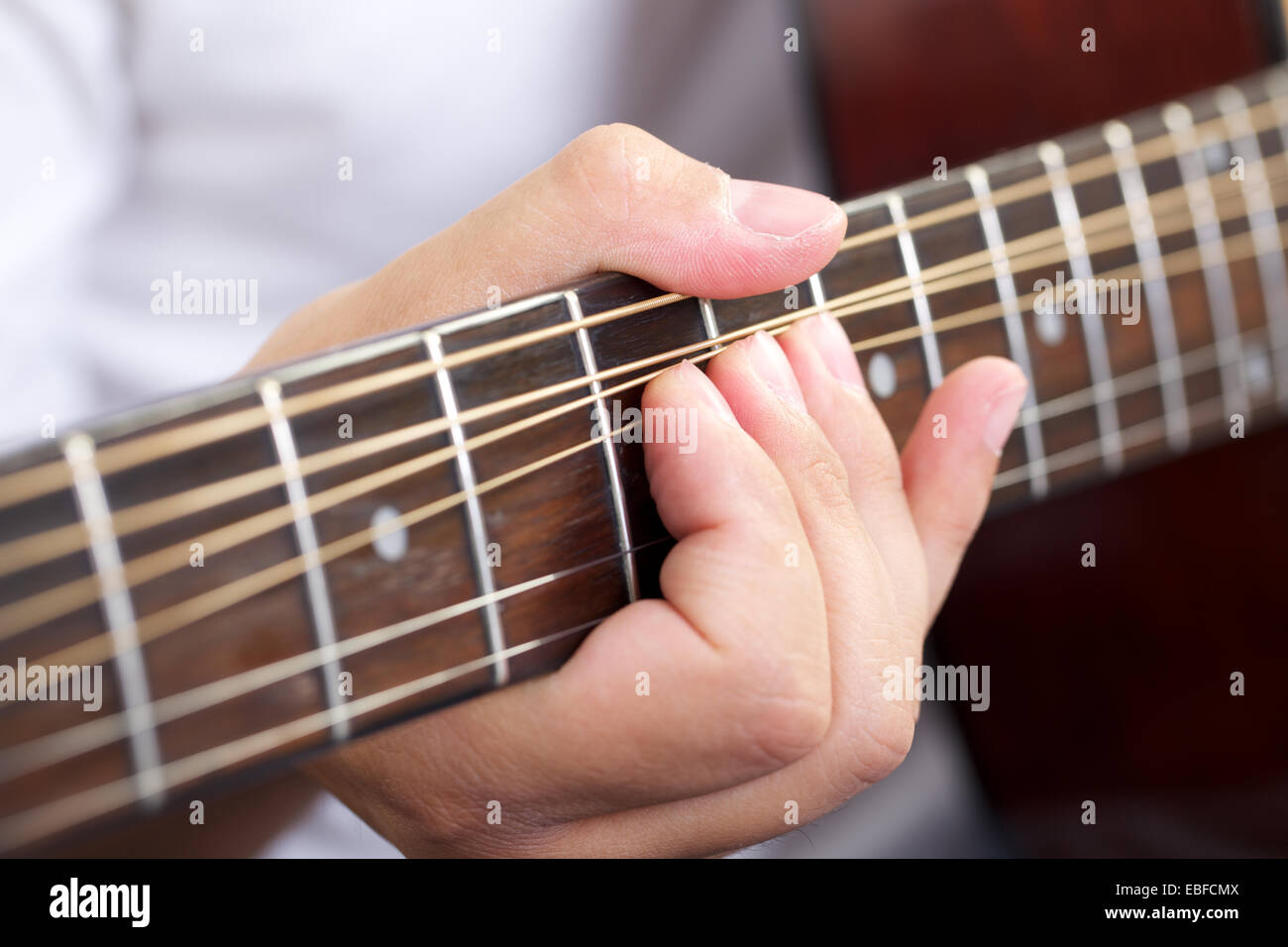 Cantante che suona la chitarra immagini e fotografie stock ad alta