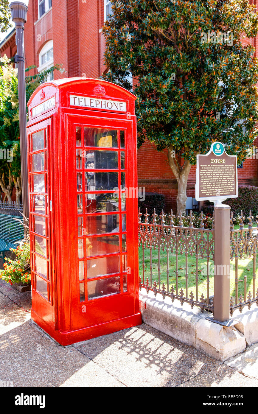 Un British telefono rosso scatola in Oxford Mississippi Foto Stock