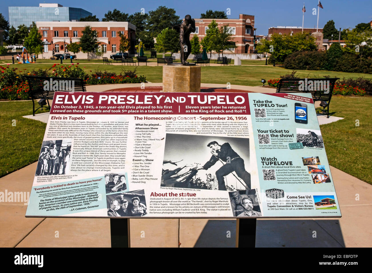 Placca di informazioni circa la Elvis Homecoming Statua in Fairpark. Sito del 1956 Elvis homecoming concert Tupelo MS Foto Stock