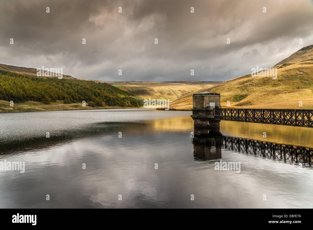 Una vista del serbatoio Dovestones Foto Stock