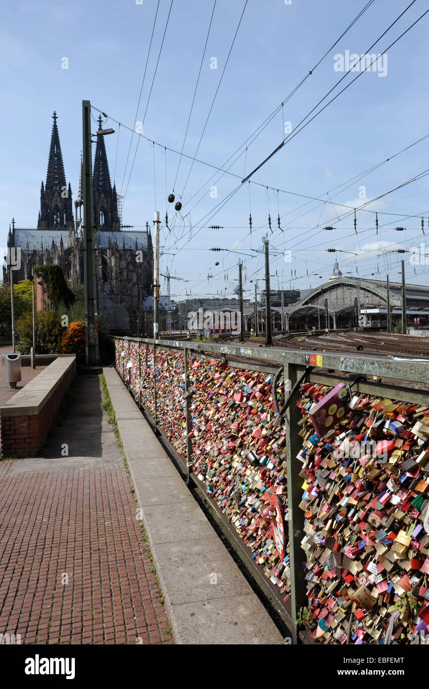 Amore si blocca sulla ringhiera del ponte di Hohenzollern vicino alla cattedrale e alla stazione centrale di Colonia, NRW, Germania Foto Stock