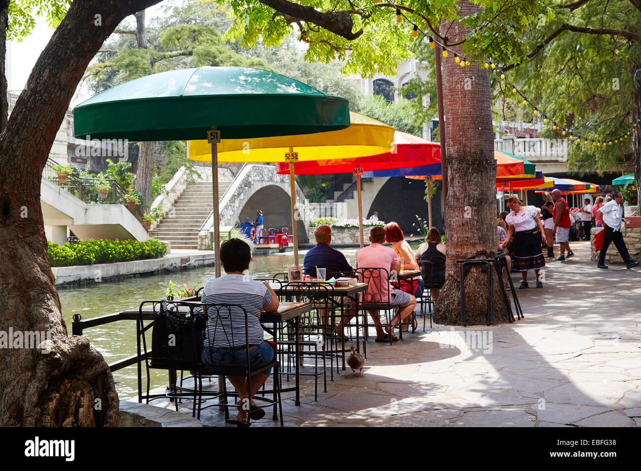 Sidewalk Cafe con ombrelloni colorati al Riverwalk, San Antonio, Texas, Stati Uniti d'America Foto Stock