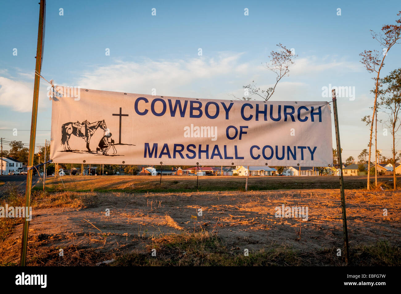 Un segno pubblicità un cowboy chiesa in Alabama rurale,STATI UNITI D'AMERICA. Foto Stock